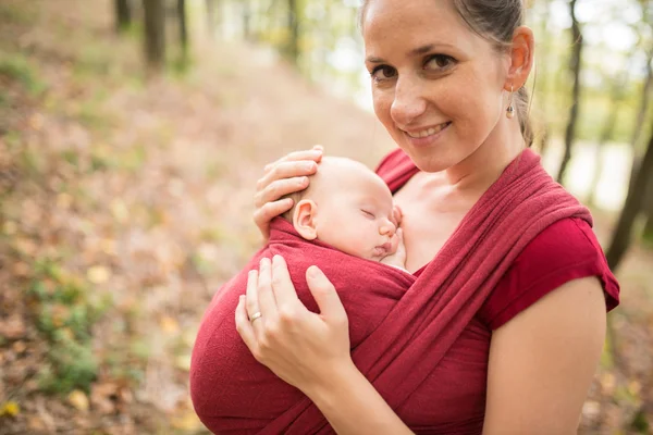 Madre sosteniendo a su hija bebé, afuera en otoño naturaleza —  Fotos de Stock