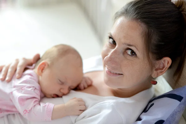Primer plano de la madre sosteniendo a su linda hija bebé —  Fotos de Stock