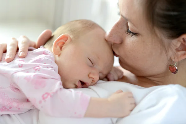 Close up van de moeder houdt haar schattige baby dochter — Stockfoto