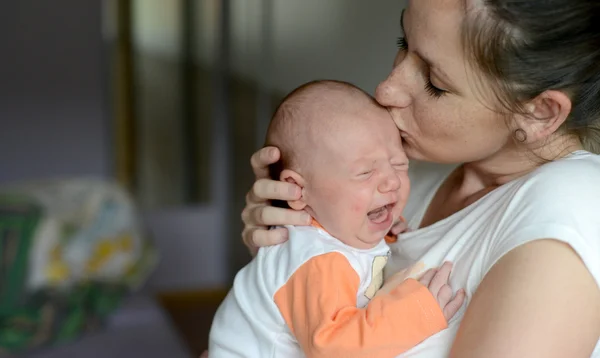 Close up van de moeder houdt haar schattige baby dochter — Stockfoto