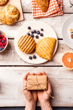 Anneler günü kompozisyon. Küçük Hediyelik ve kahvaltı yemek.