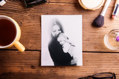 Anneler günü kompozisyon. Fotoğraf, fincan kahve ve kozmetik.