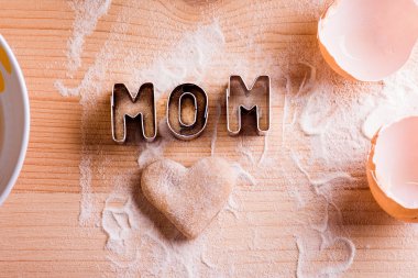 Anneler günü kompozisyon. Çerez kesici. Ahşap arka plan.
