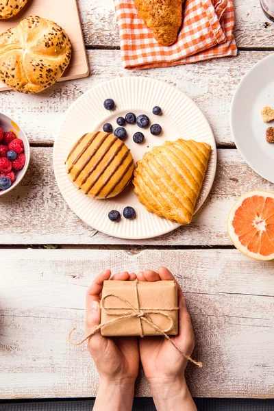 Anneler günü kompozisyon. Küçük Hediyelik ve kahvaltı yemek.