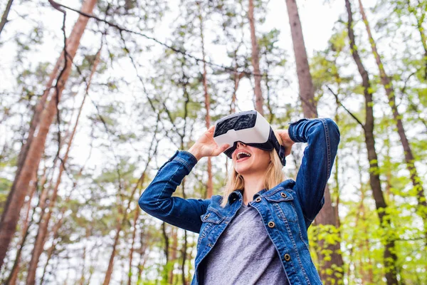 Mujer con gafas de realidad virtual —  Fotos de Stock