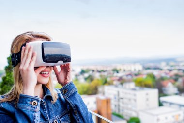 Sanal gerçeklik gözlüğü takan kadın