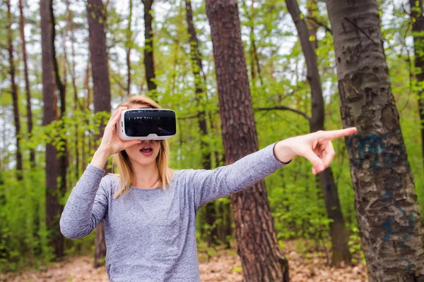 Mujer con gafas de realidad virtual —  Fotos de Stock