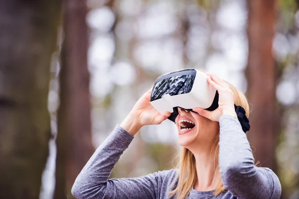 Mujer con gafas de realidad virtual —  Fotos de Stock
