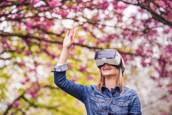 Mujer con gafas de realidad virtual — Foto de Stock