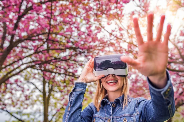 Sanal gerçeklik gözlüğü takan kadın