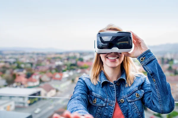 Woman wearing virtual reality goggles — Stock Photo, Image