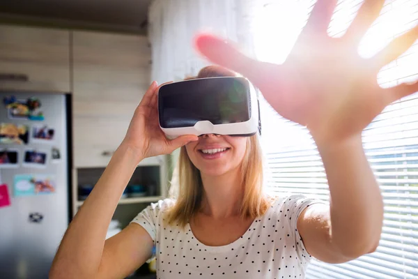 Mujer con gafas de realidad virtual — Foto de Stock