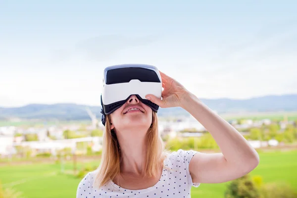 Donna che indossa occhiali di realtà virtuale — Foto Stock