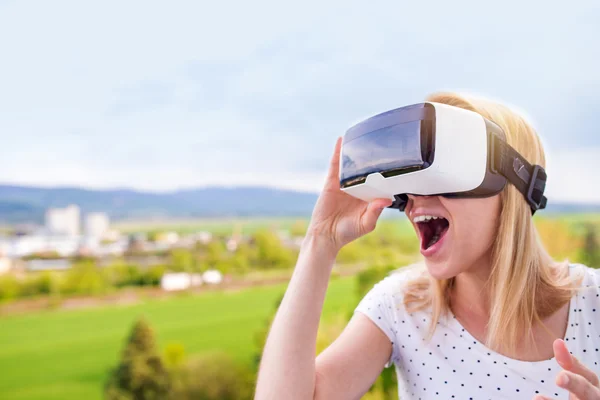 Žena nosí brýle virtuální reality — Stock fotografie