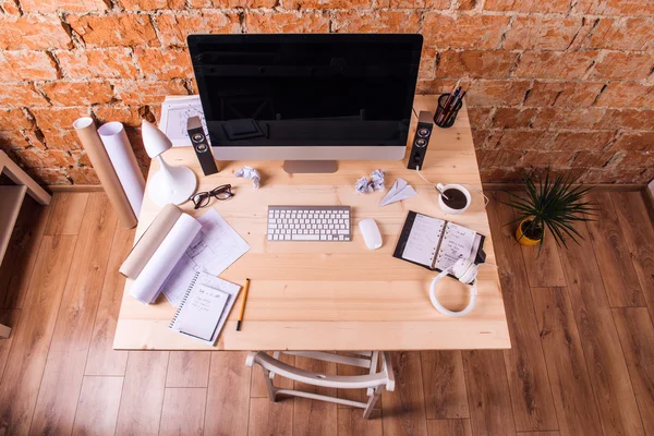 Bureau avec divers gadgets et fournitures de bureau — Photo