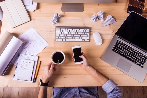 Empresário com gadgets de escritório e suprimentos — Fotografia de Stock