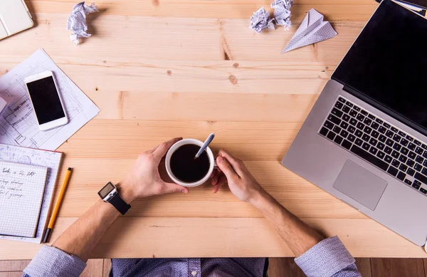 Empresário com gadgets de escritório e suprimentos — Fotografia de Stock