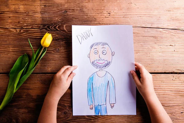 Ragazza che tiene il disegno di suo padre — Foto Stock