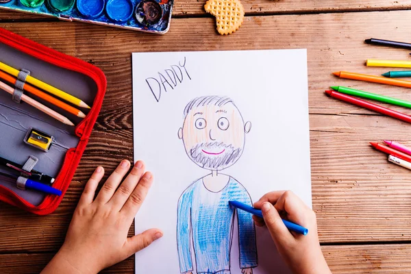 Dívka, kreslení obrázek svého otce. — Stock fotografie
