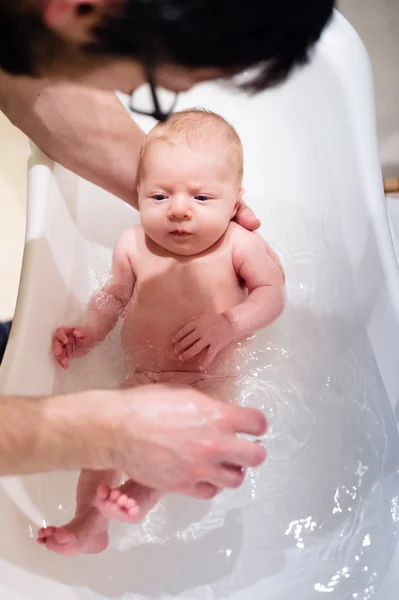 Junger Vater badet seinen kleinen Sohn — Stockfoto