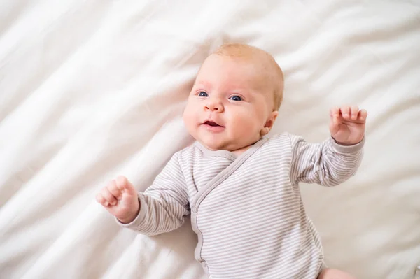 Kleiner Junge liegt auf dem Bett — Stockfoto