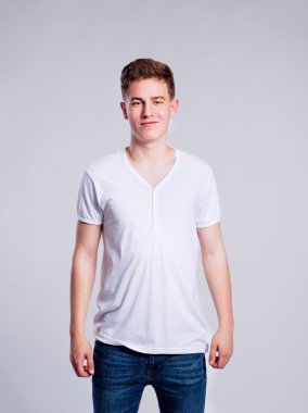 Yakışıklı genç adam.