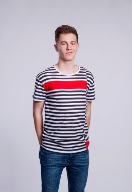 Yakışıklı genç adam.