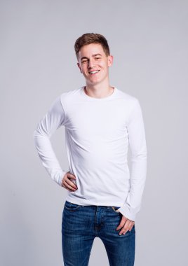 Yakışıklı genç adam.