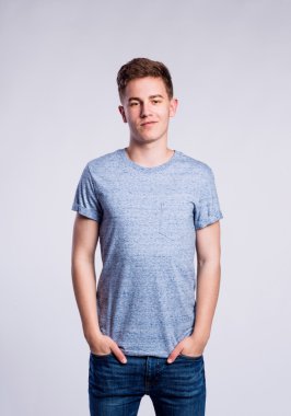 Yakışıklı genç adam.