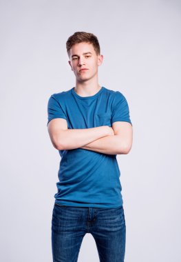 kot pantolon ve t-shirt genç adam