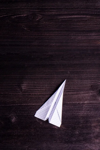 Avión de papel sobre fondo de madera — Foto de Stock