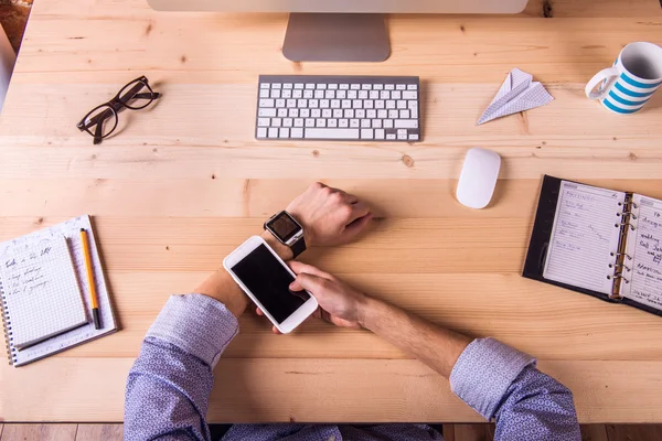 Office araçları ve malzemeleri ile işadamı