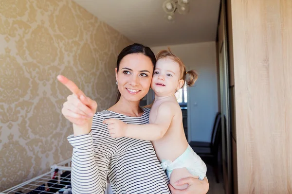 Mutter mit ihrer Tochter zu Hause — Stockfoto