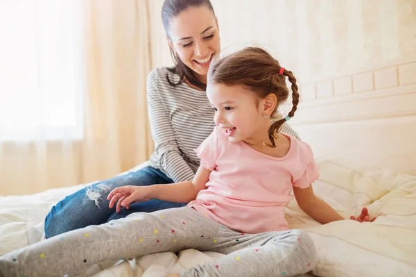 Mãe se divertindo com sua filha — Fotografia de Stock