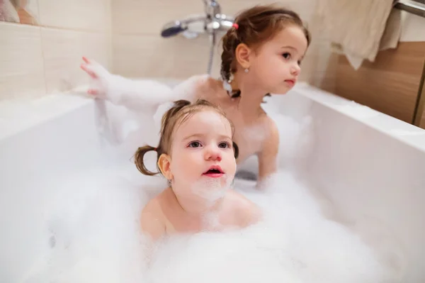 Zwei kleine Mädchen in der Badewanne — Stockfoto