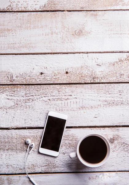Smartphone, auriculares y taza de café. Acostado. Copiar espacio . — Foto de Stock