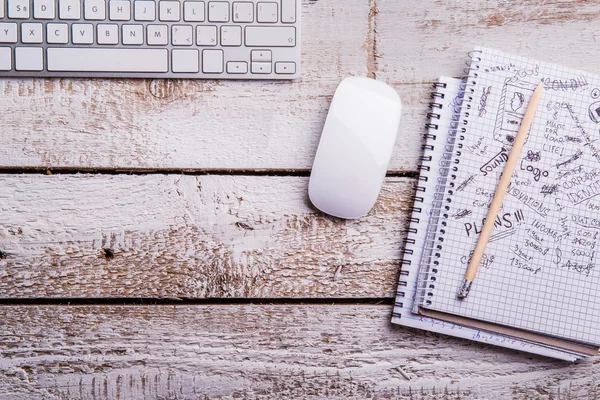 Computertastatur und -maus, Notebooks. flach lag. Kopierraum. — Stockfoto