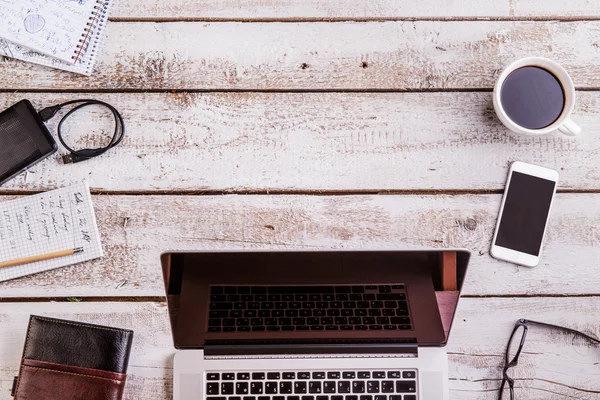 Bureau, gadgets en kantoorbenodigdheden. Flat lag. Kopiëren van ruimte. — Stockfoto