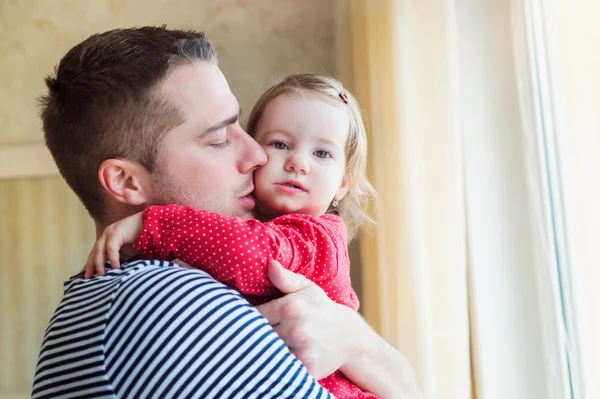 Ojciec trzyma jego córeczka w jego ramiona — Zdjęcie stockowe