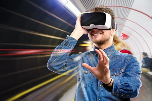 Homem usando óculos de realidade virtual. Estação de metrô . — Fotografia de Stock