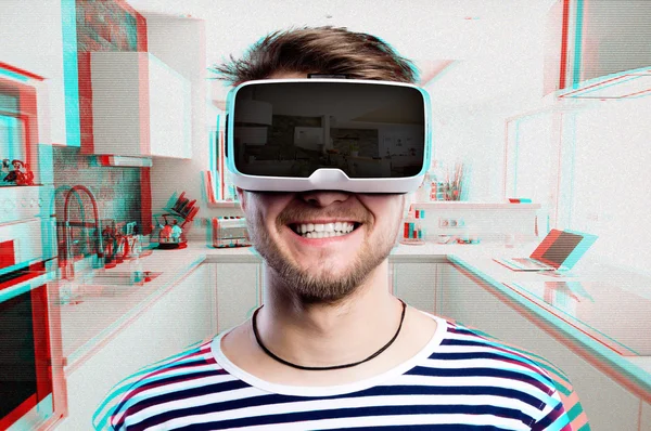 Mann mit Virtual-Reality-Brille. Wohnküche. — Stockfoto