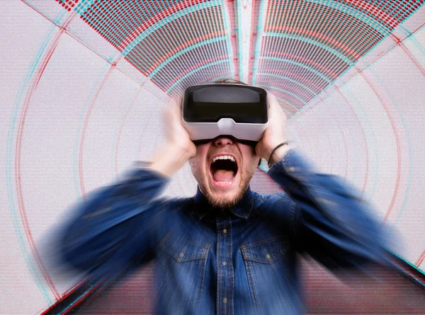 Mann mit Virtual-Reality-Brille steht im Flur — Stockfoto