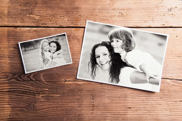 Mothers day composition. Black-and-white pictures, wooden backgr — Stock Photo, Image