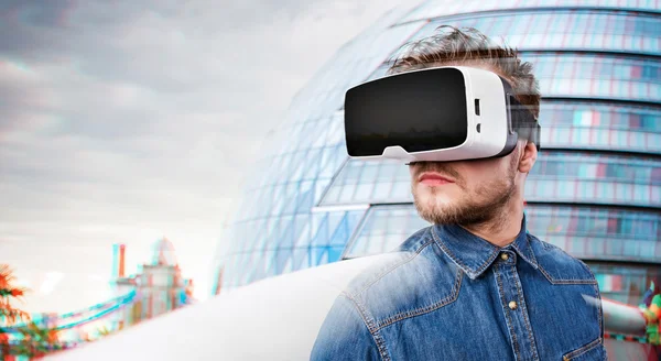 Man klädd i virtuell verklighet glasögon. London, England. — Stockfoto
