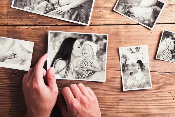 Composición del día de las madres. Imágenes en blanco y negro, respaldo de madera — Foto de Stock