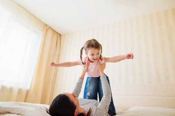 Mutter hat Spaß mit ihrer Tochter im Schlafzimmer — Stockfoto