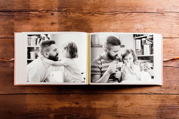 Apák napja összetétele. Fotó album, fekete-fehér képek. — Stock Fotó