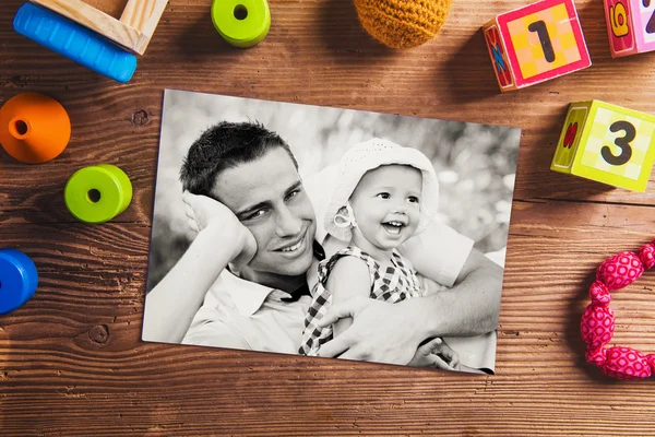Apák napja összetétele. Fekete-fehér fotó. Különböző játékok. — Stock Fotó