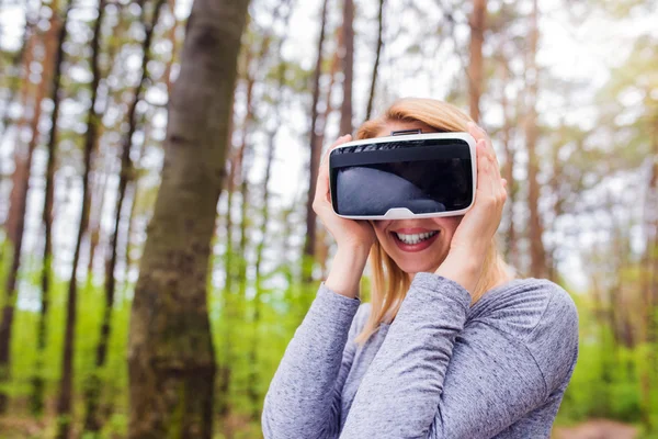 Mujer con gafas de realidad virtual —  Fotos de Stock