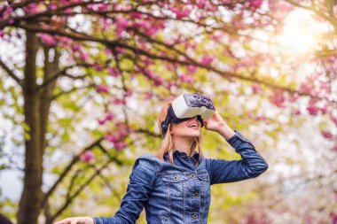 Sanal gerçeklik gözlüğü takan kadın 